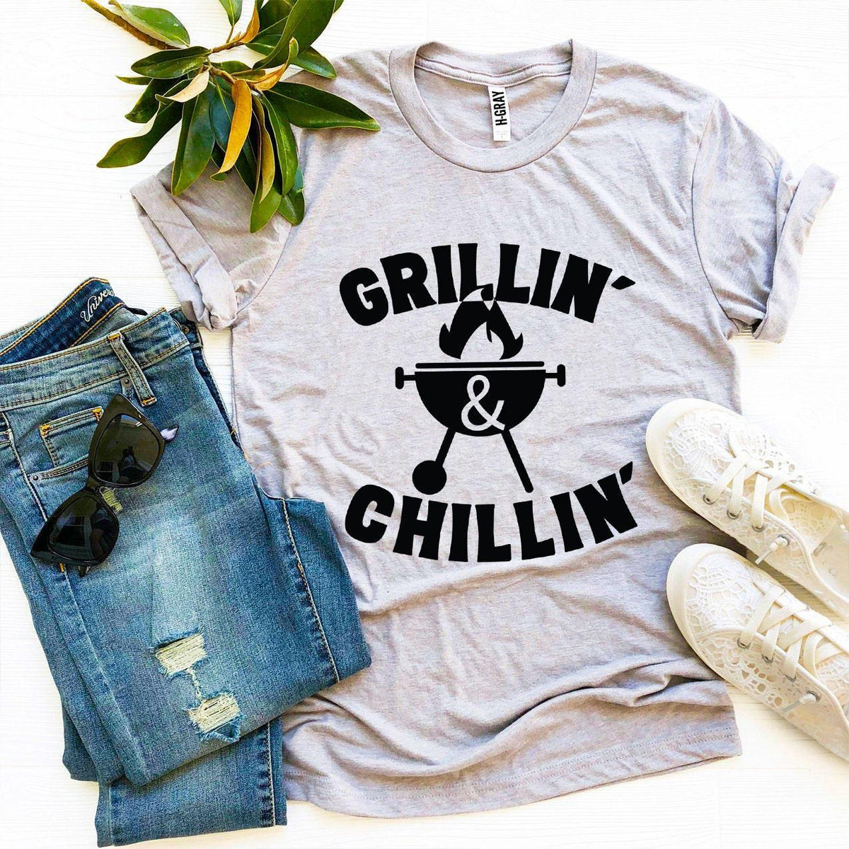 Grillin' And Chillin' – Funny BBQ Lover Graphic T-Shirt